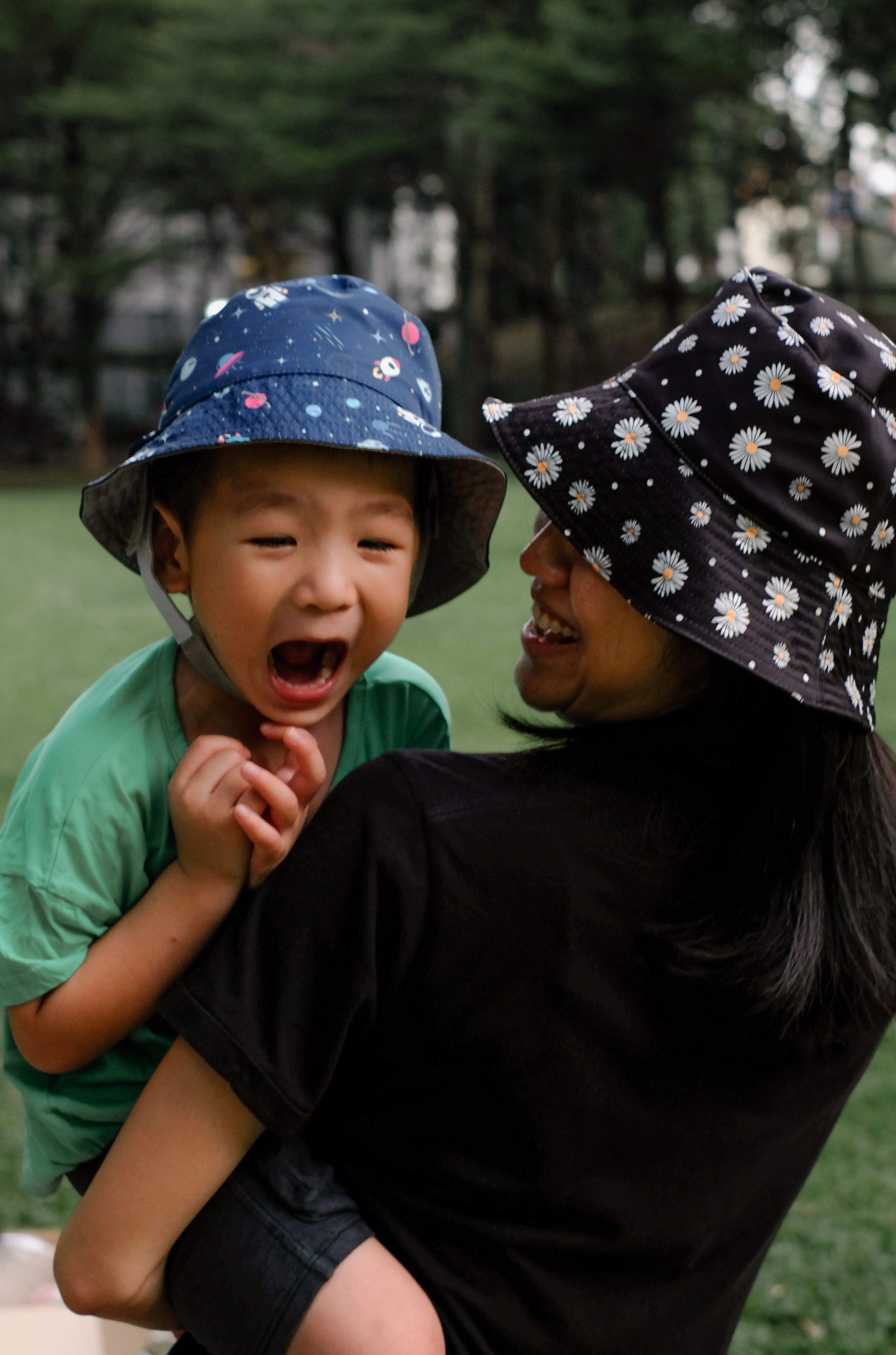 Daisy Black - Reversible Bucket Hat (Adult/Older Kid)